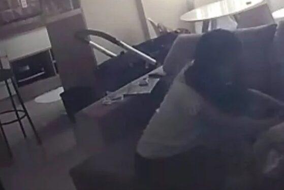 Flagrante: Babá é presa por sufocar bebê de 5 meses enquanto cuidava dele
