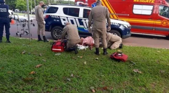 Homem é baleado dentro do motel e corre nu para o meio da rua para pedir socorro