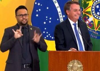 Bolsonaro releva momento íntimo com Michelle e deixa esposa constrangida em evento; assista