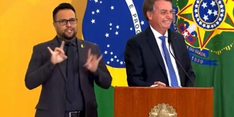 Bolsonaro releva momento íntimo com Michelle e deixa esposa constrangida em evento; assista