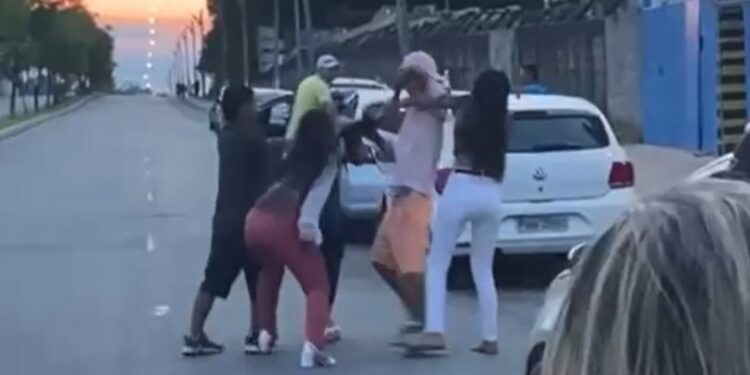 VÍDEO: ‘Blindadas’ descem do salto e protagonizam maior barraco em balada, na avenida do Turismo