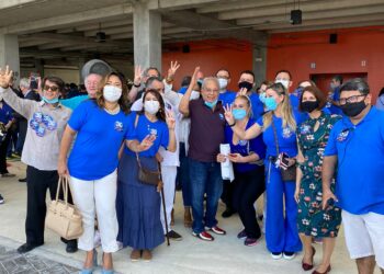 Amazonino é recebido com festa pelos advogados durante votação da OAB