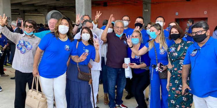 Amazonino é recebido com festa pelos advogados durante votação da OAB
