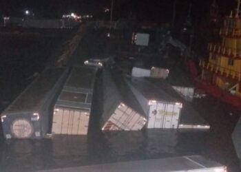 VÍDEO: Balsa, carretas e contêineres carregados afundam no Porto Chibatão