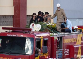 Luto: Corpo de Marília Mendonça segue para enterro após milhares de homenagens