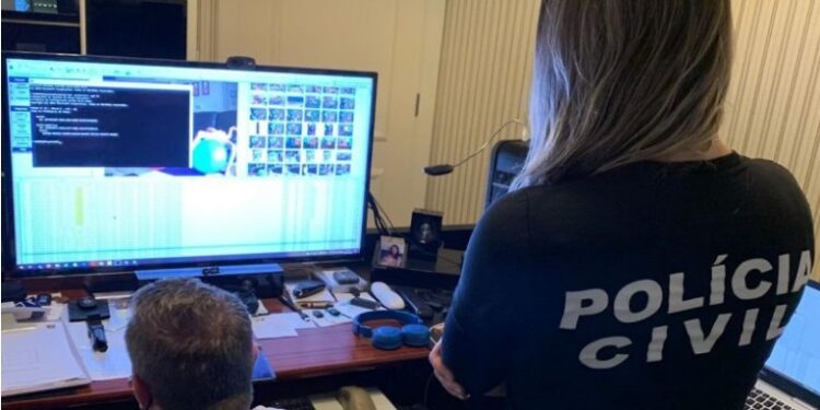 Jovem é preso por atrair crianças em jogos sexuais na internet