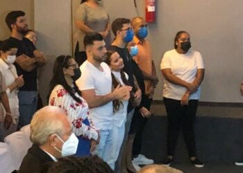 Mãe, familiares e amigos se reúnem para homenagear Marília Mendonça em culto