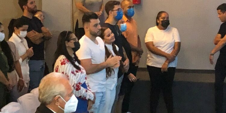 Mãe, familiares e amigos se reúnem para homenagear Marília Mendonça em culto