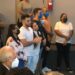 Mãe, familiares e amigos se reúnem para homenagear Marília Mendonça em culto