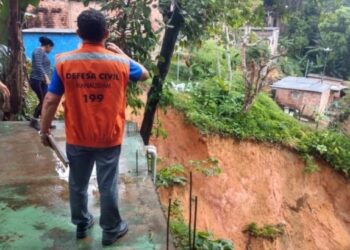 Chuva causa deslizamento de muro em casa no bairro Nova Esperança
