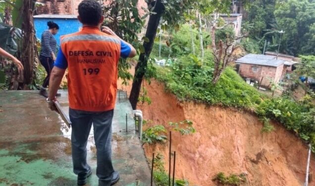 Chuva causa deslizamento de muro em casa no bairro Nova Esperança