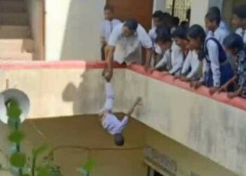 Diretor de escola é preso após pendurar aluno de cabeça para baixo como forma de castigo