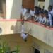 Diretor de escola é preso após pendurar aluno de cabeça para baixo como forma de castigo