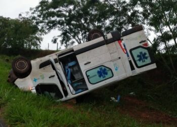 Acidente com ambulância deixa um morto e cinco pessoas feridas, em rodovia