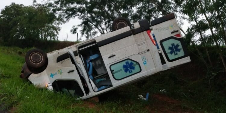 Acidente com ambulância deixa um morto e cinco pessoas feridas, em rodovia