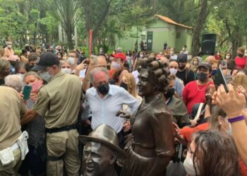 Paulo Gustavo e dona Hermínia são homenageados com estátuas, em Niterói