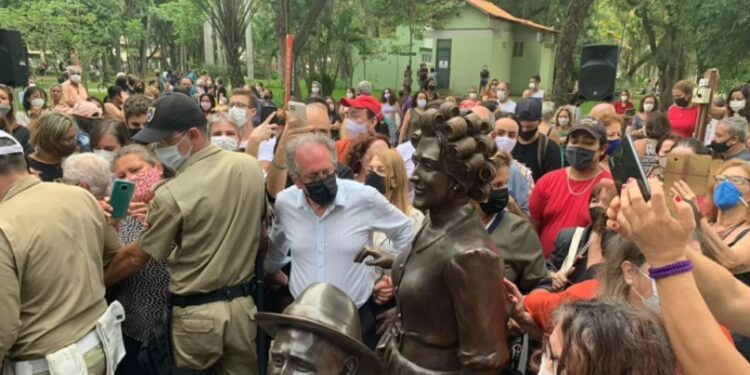 Paulo Gustavo e dona Hermínia são homenageados com estátuas, em Niterói