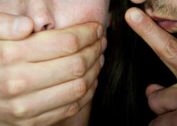 Após se casar, homem invade casa de vizinha e a violenta sexualmente na frente das filhas