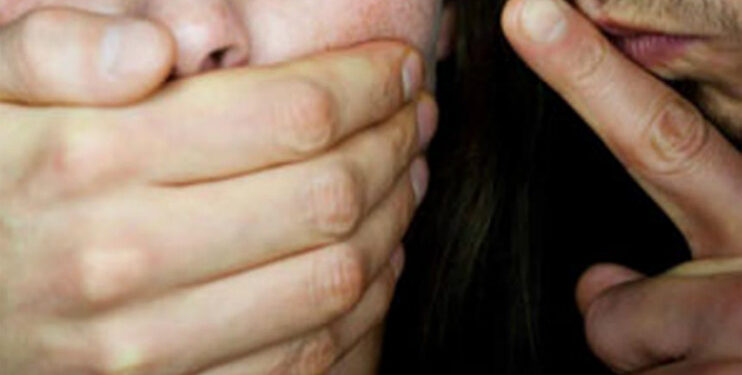 Após se casar, homem invade casa de vizinha e a violenta sexualmente na frente das filhas