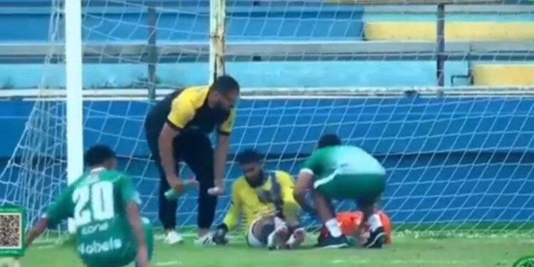 VÍDEO: Partida de futebol é interrompida por tiroteio