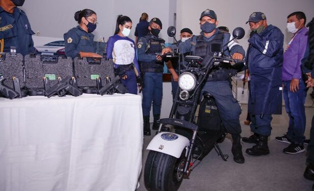 Prefeitura de Manaus entrega 250 pistolas para guarda municipal e anuncia concurso com 200 vagas