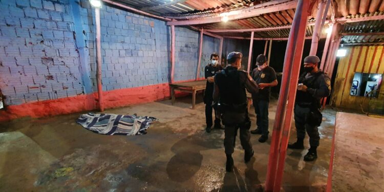 Tiroteio: Um homem morre, outro fica ferido juntamente com uma mulher grávida no Colônia Antônio Aleixo