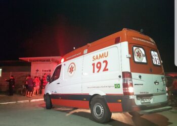 Policial é espancado e baleado nas nádegas por criminosos em comunidade