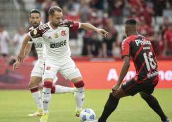 Gabigol marca dois gols mas Flamengo vê a vitória escapar nos acréscimos pelo Brasileirão