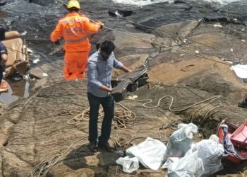 Objetos de Marília Mendonça são retirados de avião e entregues à família da cantora