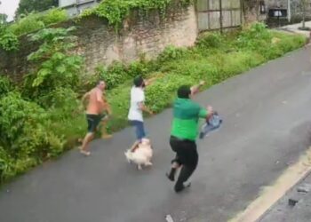 VÍDEO: Após ser pego com a ‘boca na botija’, ‘Ricardão’ foge pelado pelas ruas