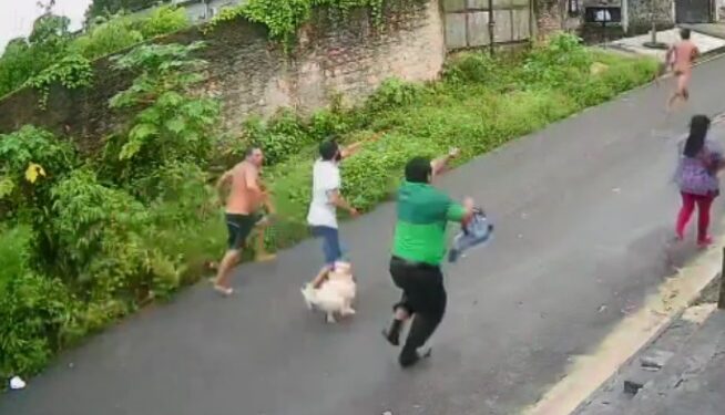 VÍDEO: Após ser pego com a ‘boca na botija’, ‘Ricardão’ foge pelado pelas ruas