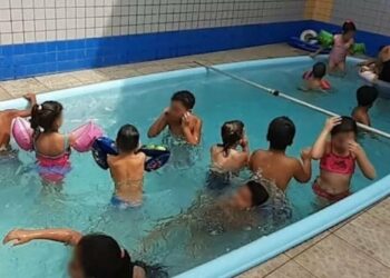 Menino de 9 anos morre durante aula recreativa em piscina da escola onde estudava