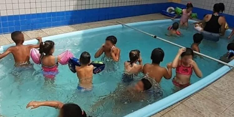 Menino de 9 anos morre durante aula recreativa em piscina da escola onde estudava
