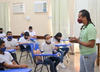 Wilson Lima sanciona lei que garante 14º e 15º salários aos professores da rede estadual