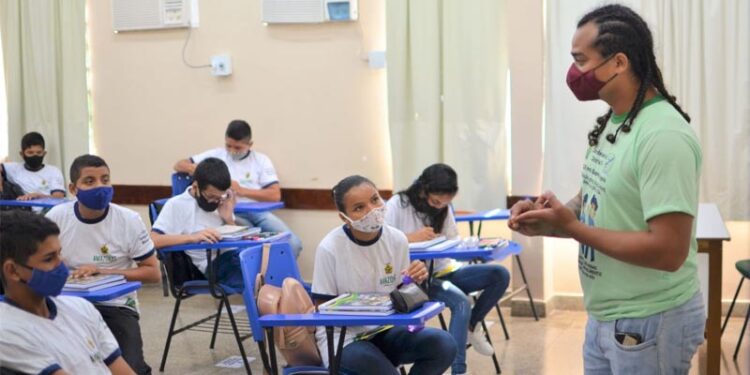 Wilson Lima sanciona lei que garante 14º e 15º salários aos professores da rede estadual