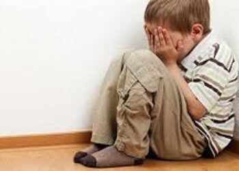 Em Manaus, mulher é presa por abandonar filho de 5 anos em casa para cai na gandaia