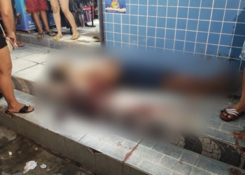 Suposto assaltante é torturado por ‘tribunal do crime’ e jogado no meio da rua