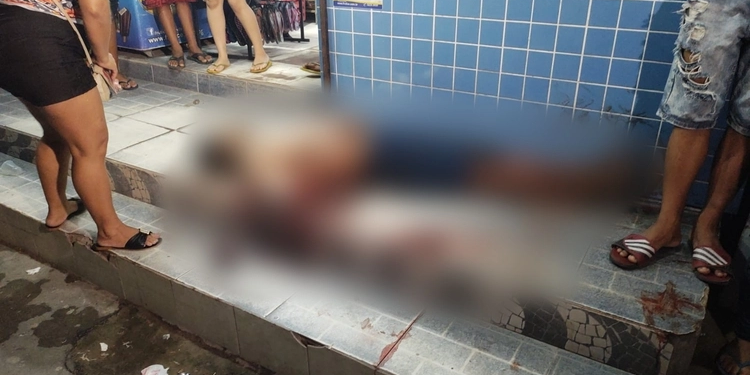 Suposto assaltante é torturado por ‘tribunal do crime’ e jogado no meio da rua