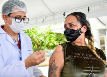 Ministério da Saúde autoriza dose de reforço para adultos maiores de 18 anos