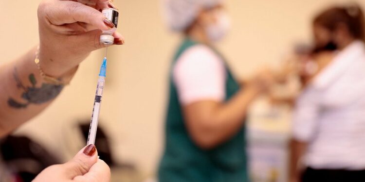 ‘Megavacinação’ acontece neste sábado com foco na 2ª dose e dose de reforço para adultos acima de 18 anos