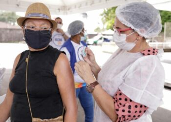 Pessoas com idade acima de 50 anos já podem tomar a dose de reforço contra a Covid-19, em Manaus
