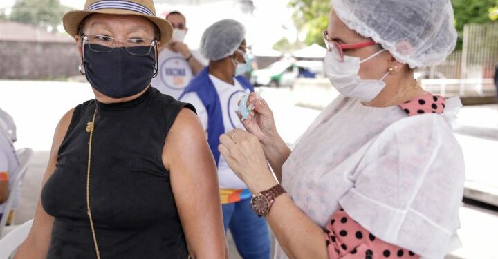 Pessoas com idade acima de 50 anos já podem tomar a dose de reforço contra a Covid-19, em Manaus