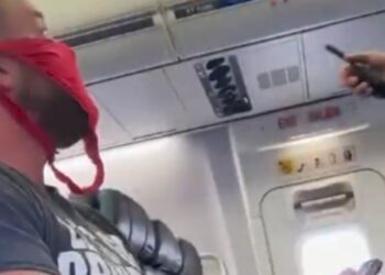 Homem usa calcinha fio-dental do lugar de máscara e é expulso de voo