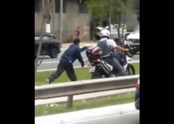 VÍDEO: Suspeito negro é algemado em moto da PM e obrigado a correr para acompanhar policial