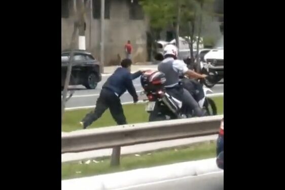 VÍDEO: Suspeito negro é algemado em moto da PM e obrigado a correr para acompanhar policial