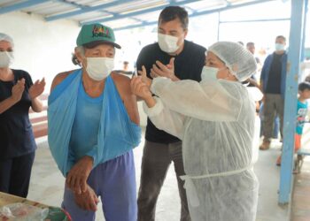Wilson Lima participa de ação de busca ativa de pessoas que estão com vacina contra a Covid-19 atrasada