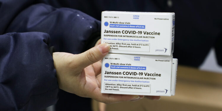 Amazonas recebe 12,3 mil doses da Janssen que serão usadas na dose de reforço