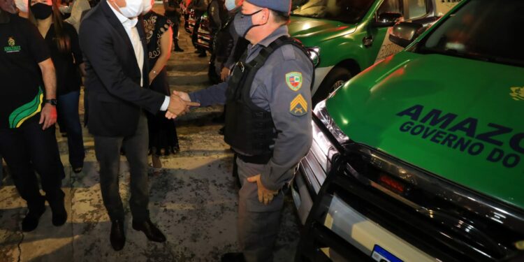 Wilson Lima promove 1,9 mil policiais e bombeiros e entrega veículos e equipamentos para a segurança pública