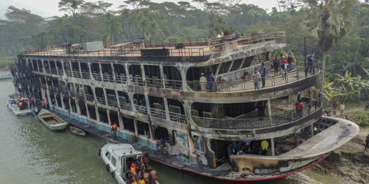 Incêndio em ferry boat deixa 38 mortos e 50 feridos