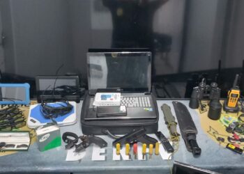 Operação: Polícia apreende armas e rádios de transmissão e prende foragido da Justiça